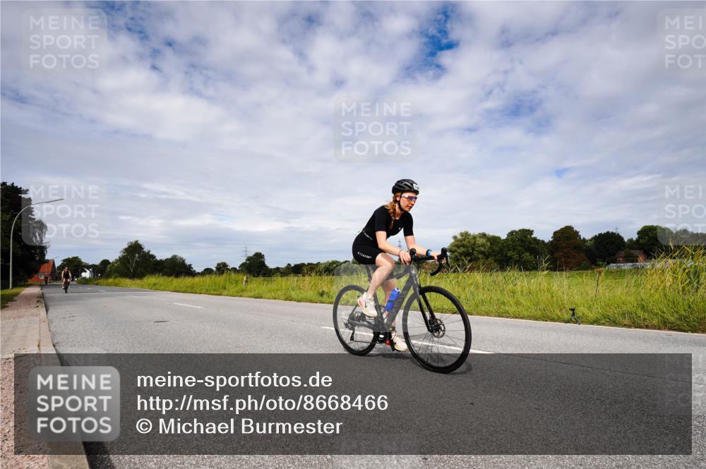 31.08.2025 - Elbe Triathlon Hamburg Michael Burmester http://msf.ph/oto/8668466 31.08.2025 11:13:51 Radfahren 1392, 1405 meine-sportfotos.de