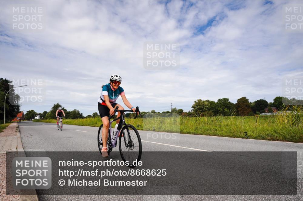 31.08.2025 - Elbe Triathlon Hamburg Michael Burmester http://msf.ph/oto/8668625 31.08.2025 11:19:24 Radfahren 1466, 1467 meine-sportfotos.de