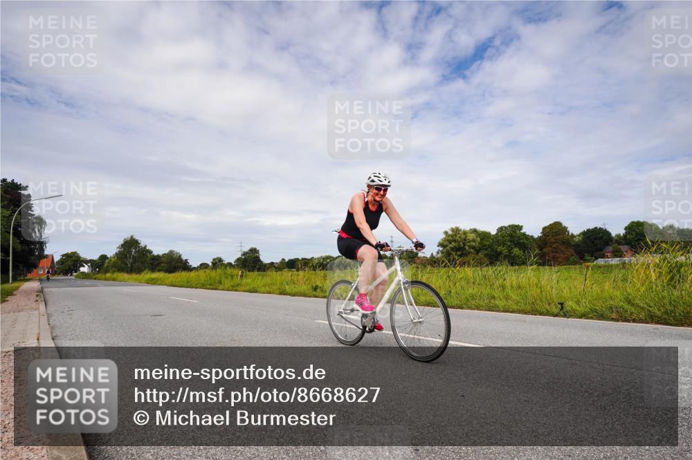 31.08.2025 - Elbe Triathlon Hamburg Michael Burmester http://msf.ph/oto/8668627 31.08.2025 11:19:26 Radfahren 1466, 1467 meine-sportfotos.de