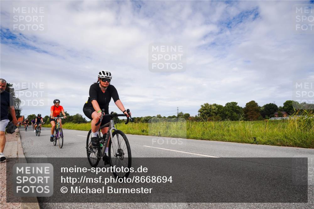 31.08.2025 - Elbe Triathlon Hamburg Michael Burmester http://msf.ph/oto/8668694 31.08.2025 11:22:13 Radfahren 1510, 1527, 1529, 1532, 1546, 1562, 1581, 1595 meine-sportfotos.de