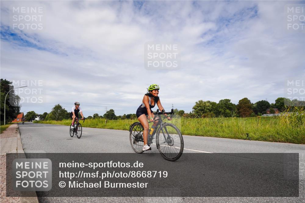 31.08.2025 - Elbe Triathlon Hamburg Michael Burmester http://msf.ph/oto/8668719 31.08.2025 11:22:52 Radfahren 1545, 1557, 1559 meine-sportfotos.de