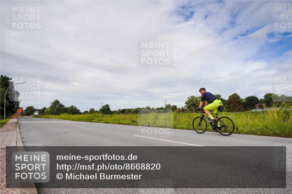 31.08.2025 - Elbe Triathlon Hamburg Michael Burmester http://msf.ph/oto/8668820 31.08.2025 12:06:58 Radfahren  meine-sportfotos.de
