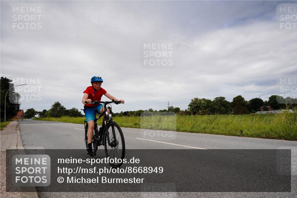 31.08.2025 - Elbe Triathlon Hamburg Michael Burmester http://msf.ph/oto/8668949 31.08.2025 12:38:18 Radfahren 1638, 1642 meine-sportfotos.de