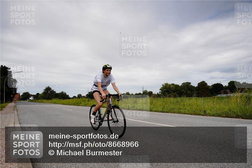 31.08.2025 - Elbe Triathlon Hamburg Michael Burmester http://msf.ph/oto/8668966 31.08.2025 12:39:31 Radfahren 1665 meine-sportfotos.de