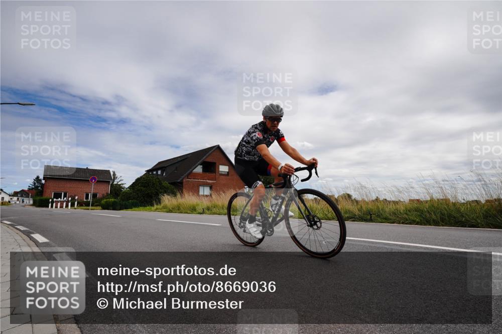 31.08.2025 - Elbe Triathlon Hamburg Michael Burmester http://msf.ph/oto/8669036 31.08.2025 13:39:32 Radfahren  meine-sportfotos.de