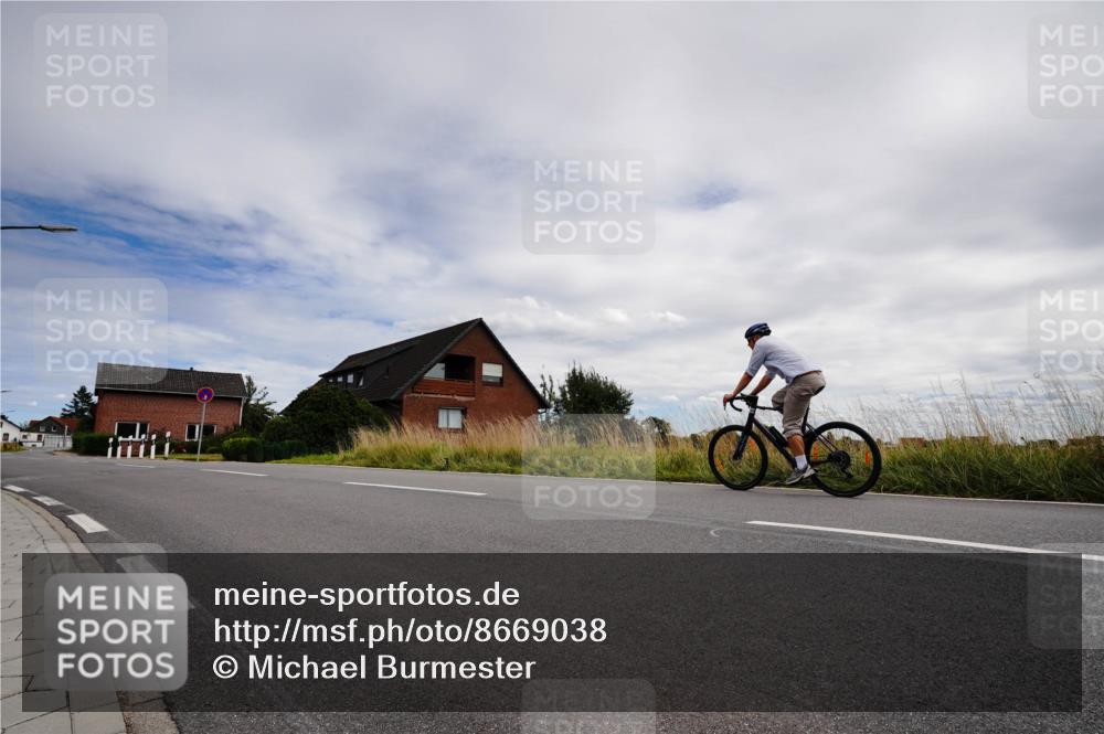 31.08.2025 - Elbe Triathlon Hamburg Michael Burmester http://msf.ph/oto/8669038 31.08.2025 13:39:36 Radfahren  meine-sportfotos.de