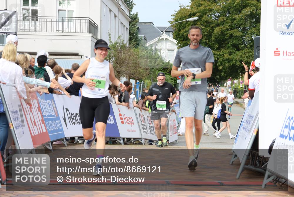 31.08.2025 - 21. Blankeneser Heldenlauf Strokosch-Dieckow http://msf.ph/oto/8669121 31.08.2025 11:13:39 Ziel 3127, 3126, 3125, 3026 meine-sportfotos.de