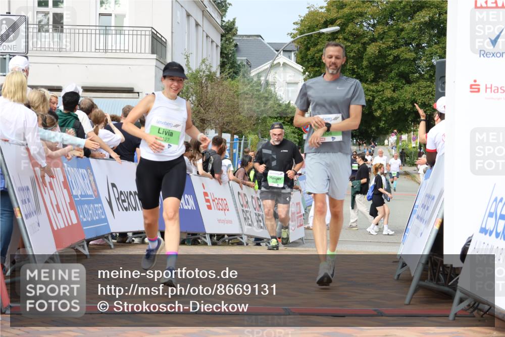 31.08.2025 - 21. Blankeneser Heldenlauf Strokosch-Dieckow http://msf.ph/oto/8669131 31.08.2025 11:13:39 Ziel 3127, 3126, 3125, 3026 meine-sportfotos.de