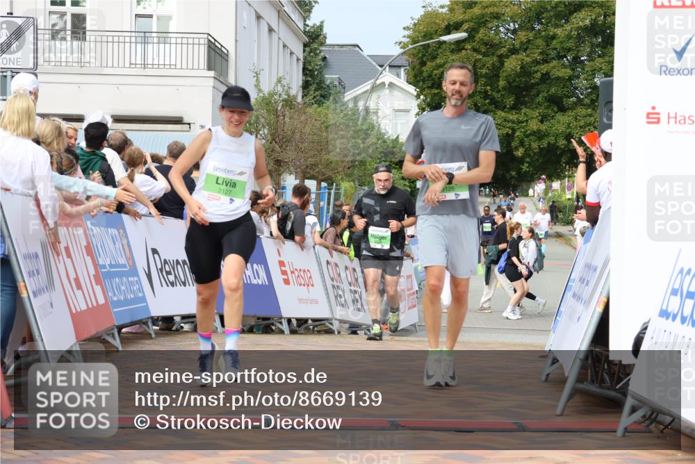 31.08.2025 - 21. Blankeneser Heldenlauf Strokosch-Dieckow http://msf.ph/oto/8669139 31.08.2025 11:13:39 Ziel 3127, 3126, 3125, 3026 meine-sportfotos.de