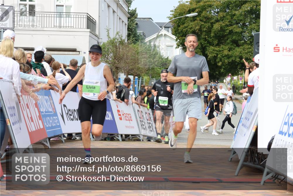 31.08.2025 - 21. Blankeneser Heldenlauf Strokosch-Dieckow http://msf.ph/oto/8669156 31.08.2025 11:13:38 Ziel 3127, 3126, 3125, 3026 meine-sportfotos.de
