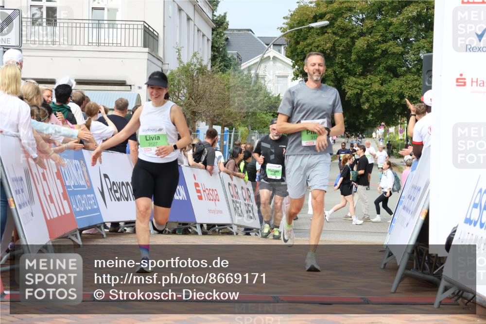 31.08.2025 - 21. Blankeneser Heldenlauf Strokosch-Dieckow http://msf.ph/oto/8669171 31.08.2025 11:13:38 Ziel 3127, 3126, 3125, 3026 meine-sportfotos.de