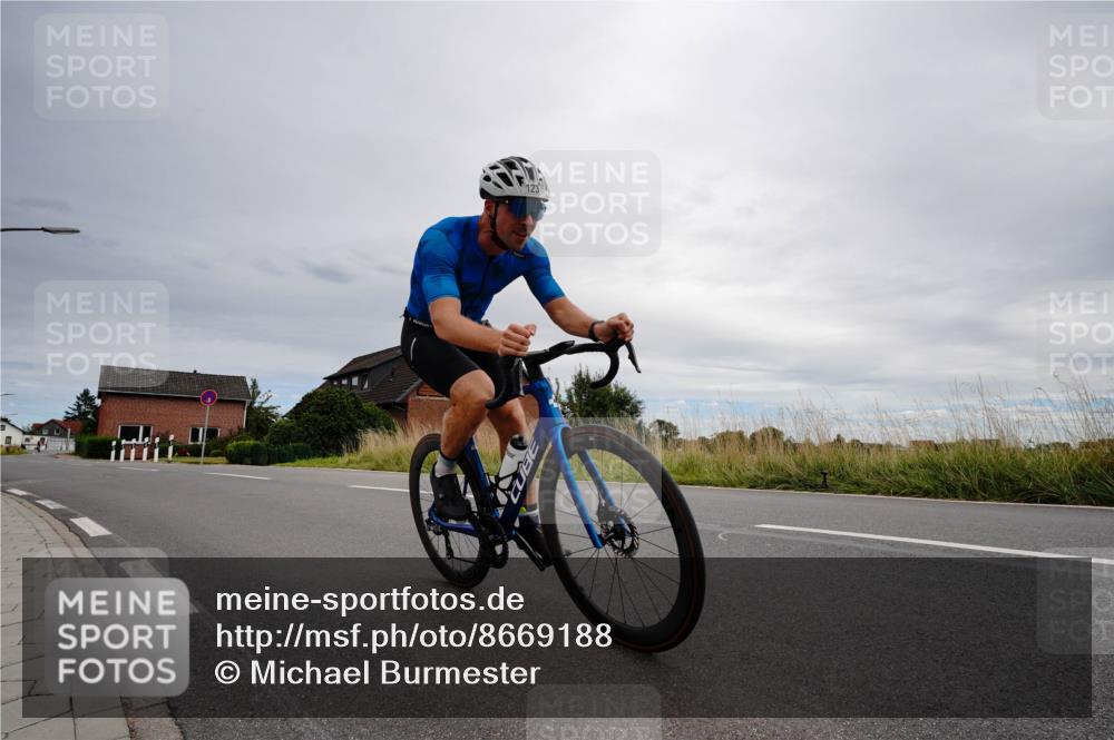 31.08.2025 - Elbe Triathlon Hamburg Michael Burmester http://msf.ph/oto/8669188 31.08.2025 14:11:19 Radfahren 123 meine-sportfotos.de