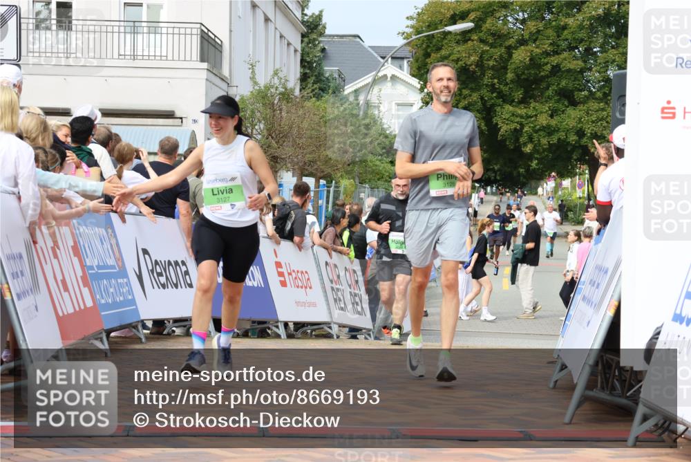 31.08.2025 - 21. Blankeneser Heldenlauf Strokosch-Dieckow http://msf.ph/oto/8669193 31.08.2025 11:13:38 Ziel 3127, 3126, 3125, 3026 meine-sportfotos.de