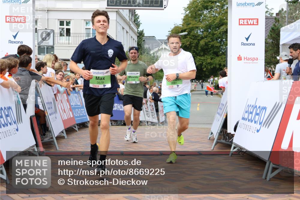 31.08.2025 - 21. Blankeneser Heldenlauf Strokosch-Dieckow http://msf.ph/oto/8669225 31.08.2025 10:55:26 Ziel 3579, 3590, 3181 meine-sportfotos.de