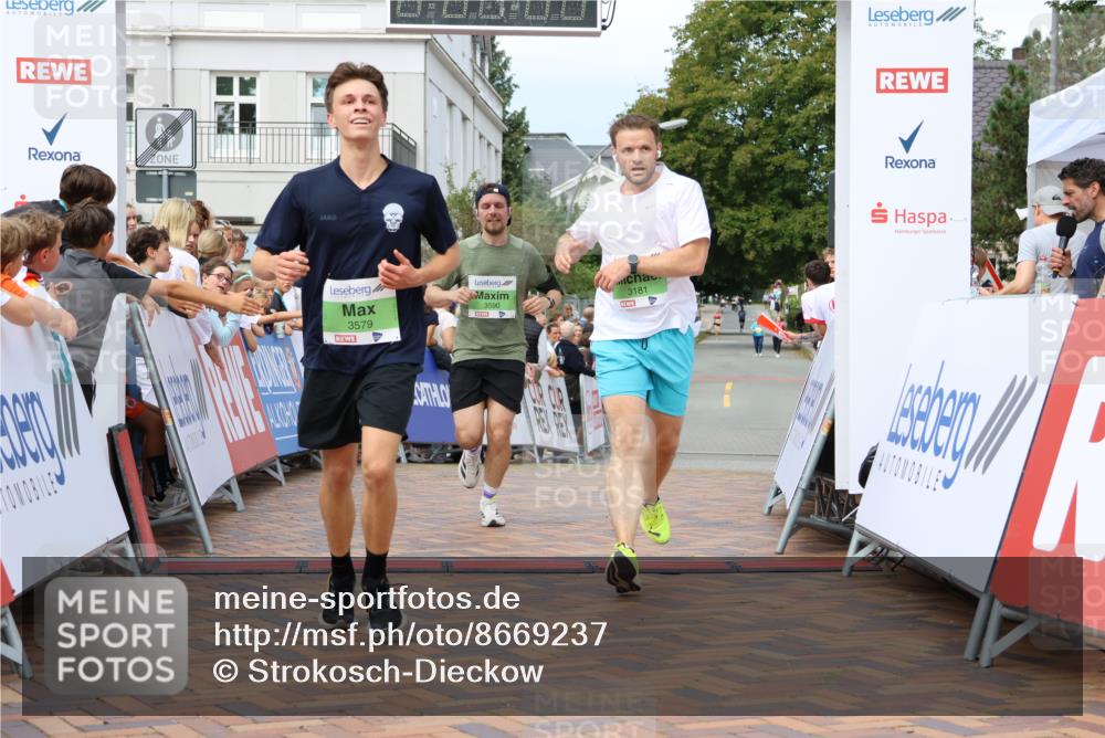 31.08.2025 - 21. Blankeneser Heldenlauf Strokosch-Dieckow http://msf.ph/oto/8669237 31.08.2025 10:55:26 Ziel 3579, 3590, 3181 meine-sportfotos.de