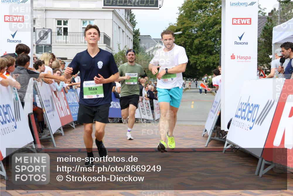 31.08.2025 - 21. Blankeneser Heldenlauf Strokosch-Dieckow http://msf.ph/oto/8669249 31.08.2025 10:55:26 Ziel 3579, 3590, 3181 meine-sportfotos.de