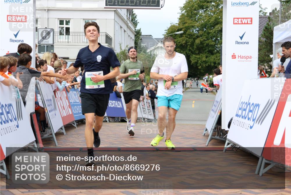 31.08.2025 - 21. Blankeneser Heldenlauf Strokosch-Dieckow http://msf.ph/oto/8669276 31.08.2025 10:55:26 Ziel 3579, 3590, 3181 meine-sportfotos.de