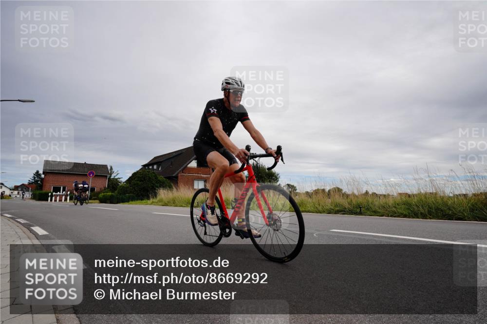 31.08.2025 - Elbe Triathlon Hamburg Michael Burmester http://msf.ph/oto/8669292 31.08.2025 14:14:06 Radfahren 142, 154 meine-sportfotos.de