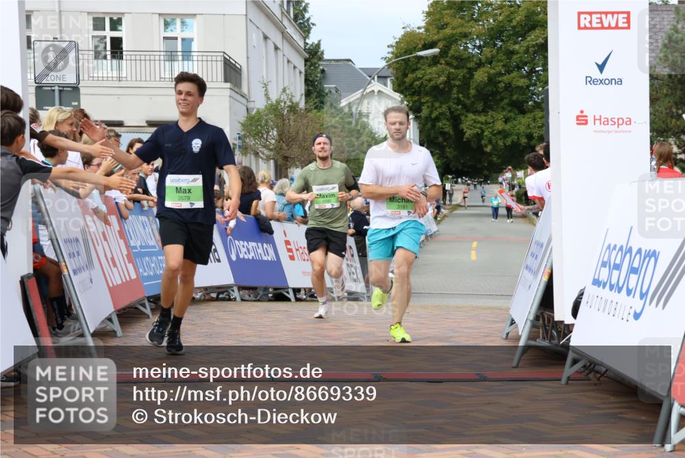 31.08.2025 - 21. Blankeneser Heldenlauf Strokosch-Dieckow http://msf.ph/oto/8669339 31.08.2025 10:55:25 Ziel 3579, 3590, 3181 meine-sportfotos.de