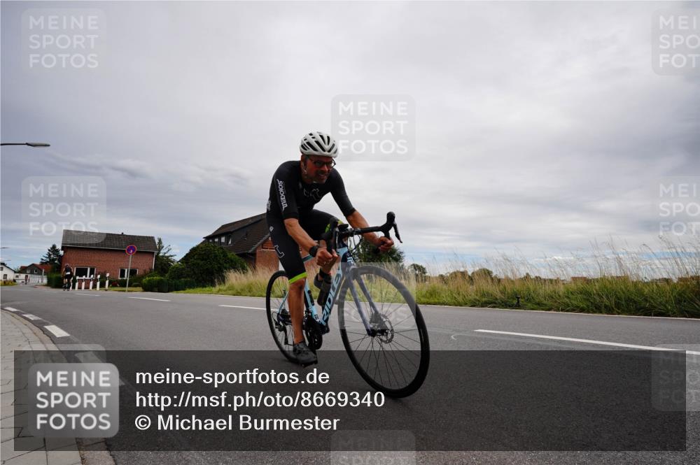 31.08.2025 - Elbe Triathlon Hamburg Michael Burmester http://msf.ph/oto/8669340 31.08.2025 14:15:10 Radfahren  meine-sportfotos.de