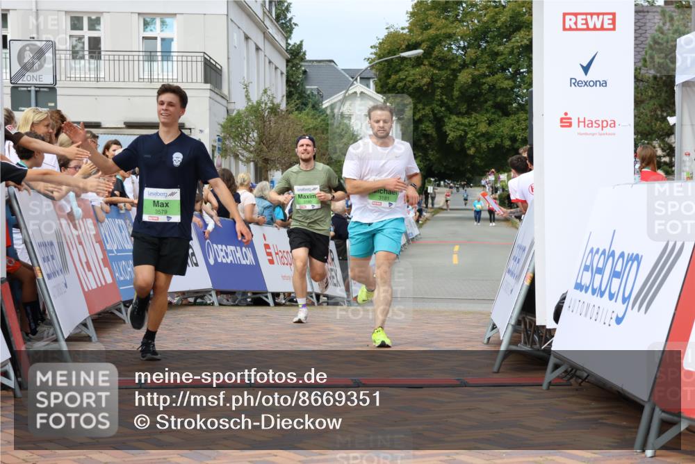 31.08.2025 - 21. Blankeneser Heldenlauf Strokosch-Dieckow http://msf.ph/oto/8669351 31.08.2025 10:55:25 Ziel 3579, 3590, 3181 meine-sportfotos.de