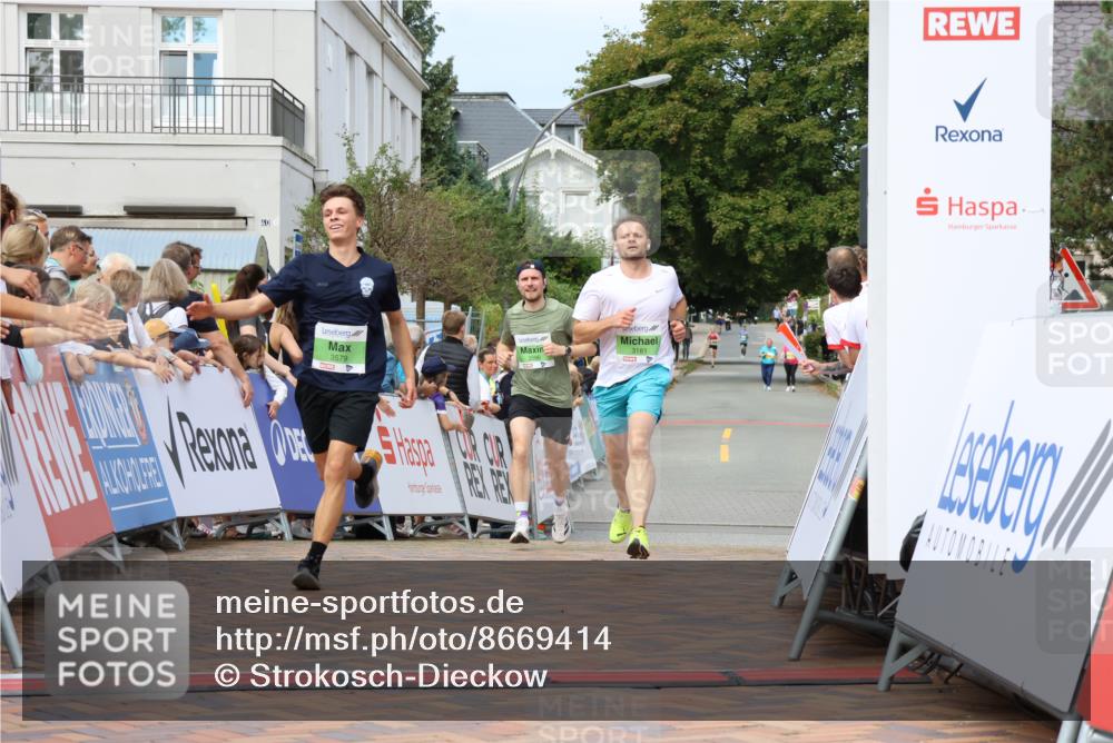 31.08.2025 - 21. Blankeneser Heldenlauf Strokosch-Dieckow http://msf.ph/oto/8669414 31.08.2025 10:55:24 Ziel 3579, 3590, 3181 meine-sportfotos.de