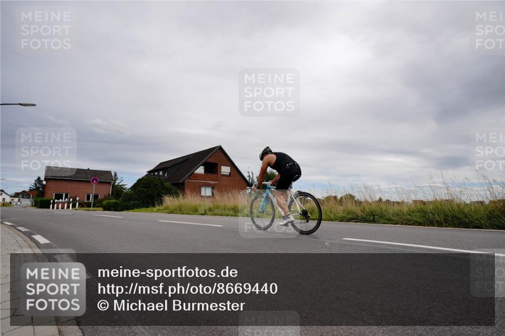 31.08.2025 - Elbe Triathlon Hamburg Michael Burmester http://msf.ph/oto/8669440 31.08.2025 14:18:21 Radfahren 124 meine-sportfotos.de