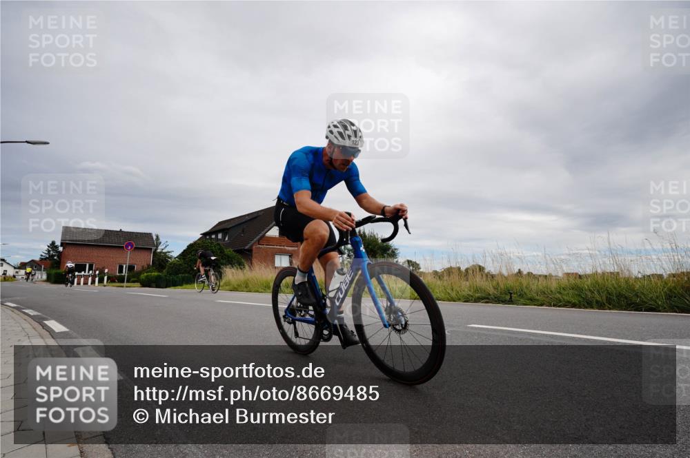 31.08.2025 - Elbe Triathlon Hamburg Michael Burmester http://msf.ph/oto/8669485 31.08.2025 14:19:37 Radfahren 123, 127 meine-sportfotos.de