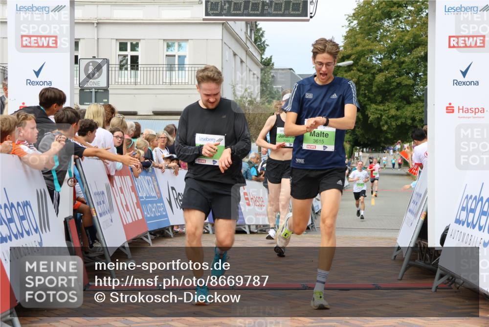 31.08.2025 - 21. Blankeneser Heldenlauf Strokosch-Dieckow http://msf.ph/oto/8669787 31.08.2025 10:54:54 Ziel 3614, 3615, 3283, 3462, 3395 meine-sportfotos.de