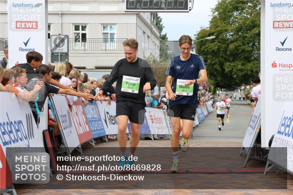31.08.2025 - 21. Blankeneser Heldenlauf Strokosch-Dieckow http://msf.ph/oto/8669828 31.08.2025 10:54:54 Ziel 3614, 3615, 3283, 3462, 3395 meine-sportfotos.de