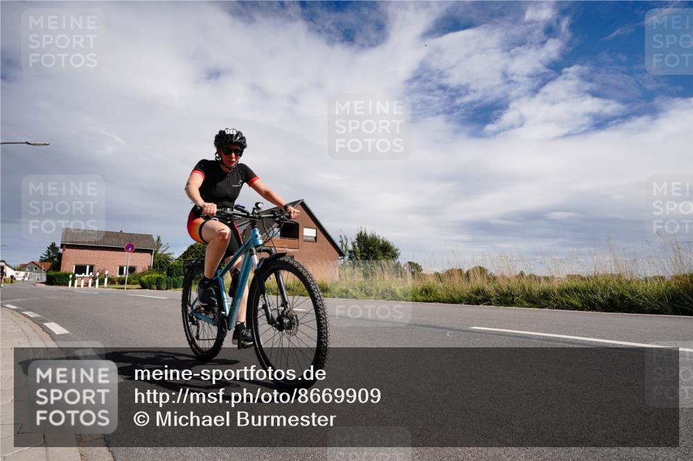 31.08.2025 - Elbe Triathlon Hamburg Michael Burmester http://msf.ph/oto/8669909 31.08.2025 14:52:59 Radfahren 121 meine-sportfotos.de