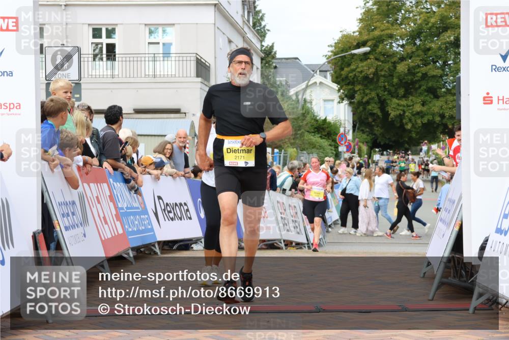 31.08.2025 - 21. Blankeneser Heldenlauf Strokosch-Dieckow http://msf.ph/oto/8669913 31.08.2025 10:34:07 Ziel 2378, 2563, 2724, 2120, 2171 meine-sportfotos.de