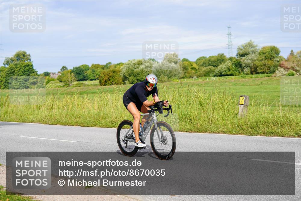 31.08.2025 - Elbe Triathlon Hamburg Michael Burmester http://msf.ph/oto/8670035 31.08.2025 09:57:24 Radfahren 490, 648, 665, 722, 813, 851, 887 meine-sportfotos.de