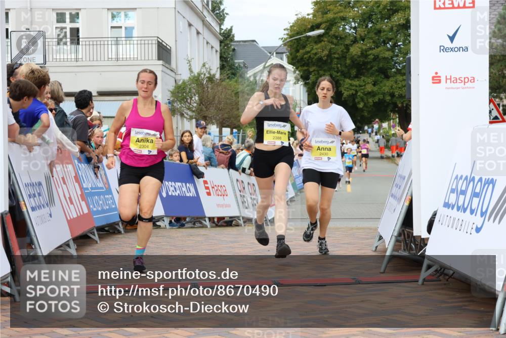 31.08.2025 - 21. Blankeneser Heldenlauf Strokosch-Dieckow http://msf.ph/oto/8670490 31.08.2025 10:33:14 Ziel 2304, 2433, 2388, 2430 meine-sportfotos.de