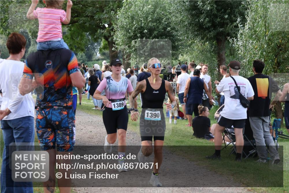 31.08.2025 - Elbe Triathlon Hamburg Luisa Fischer http://msf.ph/oto/8670671 31.08.2025 11:51:29 Laufen 1389, 1390 meine-sportfotos.de