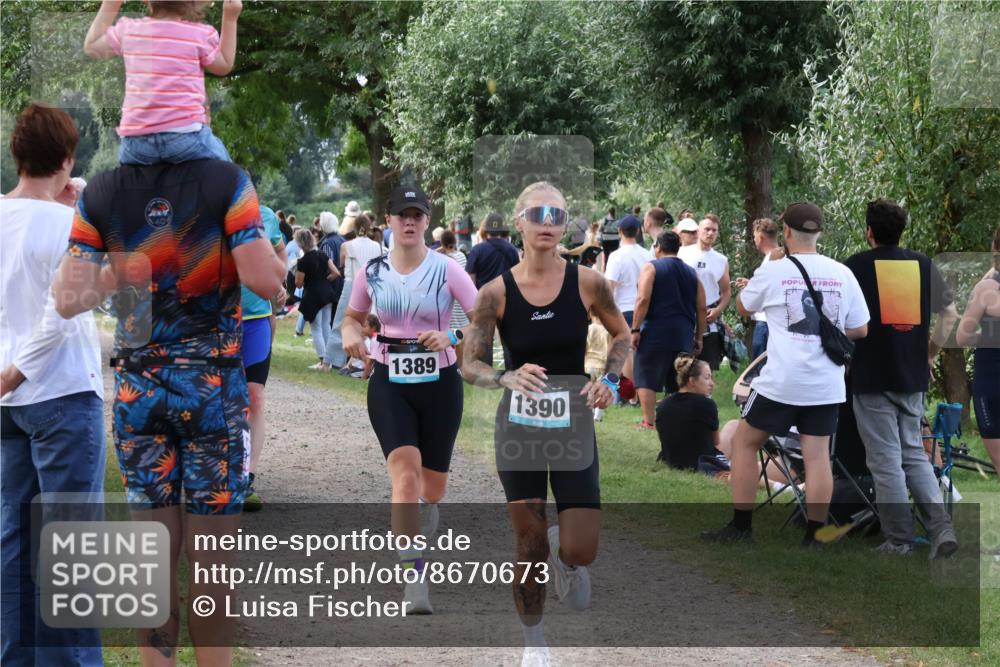 31.08.2025 - Elbe Triathlon Hamburg Luisa Fischer http://msf.ph/oto/8670673 31.08.2025 11:51:29 Laufen 1389, 1390 meine-sportfotos.de
