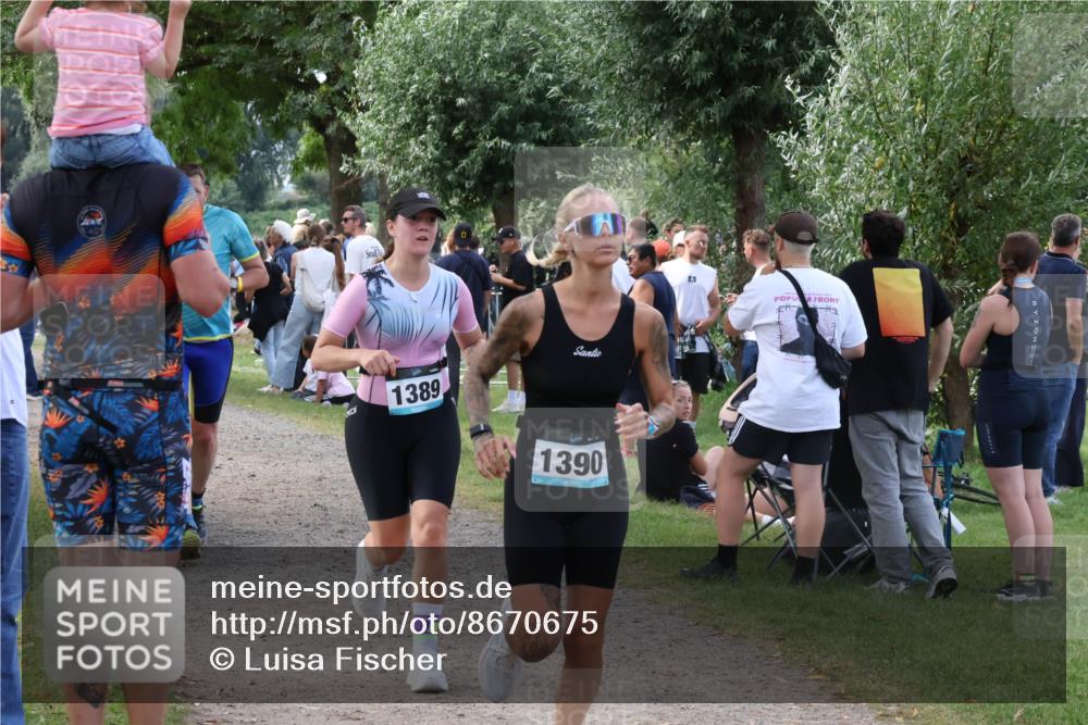 31.08.2025 - Elbe Triathlon Hamburg Luisa Fischer http://msf.ph/oto/8670675 31.08.2025 11:51:30 Laufen 1389, 1390 meine-sportfotos.de