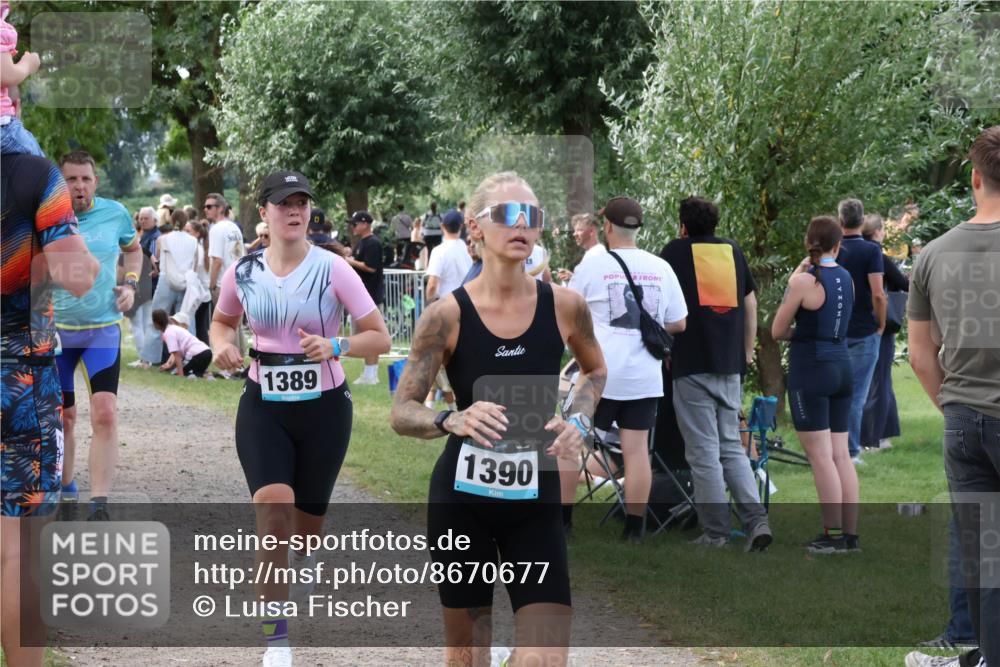 31.08.2025 - Elbe Triathlon Hamburg Luisa Fischer http://msf.ph/oto/8670677 31.08.2025 11:51:30 Laufen 1389, 1390 meine-sportfotos.de
