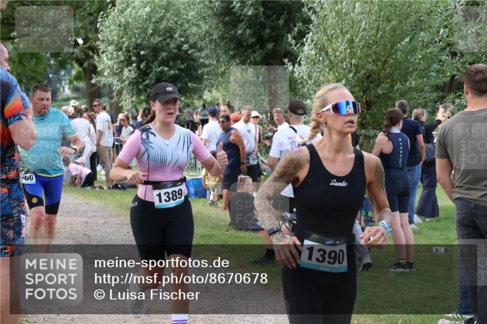 31.08.2025 - Elbe Triathlon Hamburg Luisa Fischer http://msf.ph/oto/8670678 31.08.2025 11:51:30 Laufen 1389, 1390 meine-sportfotos.de