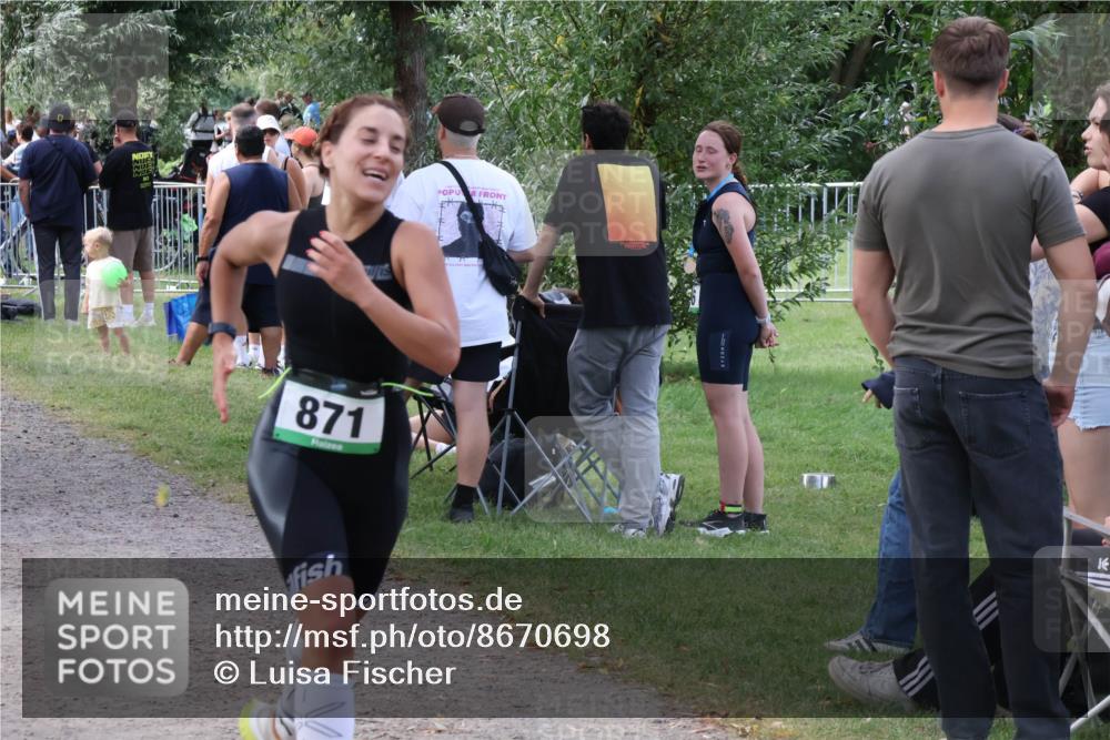 31.08.2025 - Elbe Triathlon Hamburg Luisa Fischer http://msf.ph/oto/8670698 31.08.2025 11:52:01 Laufen 871, 16 meine-sportfotos.de