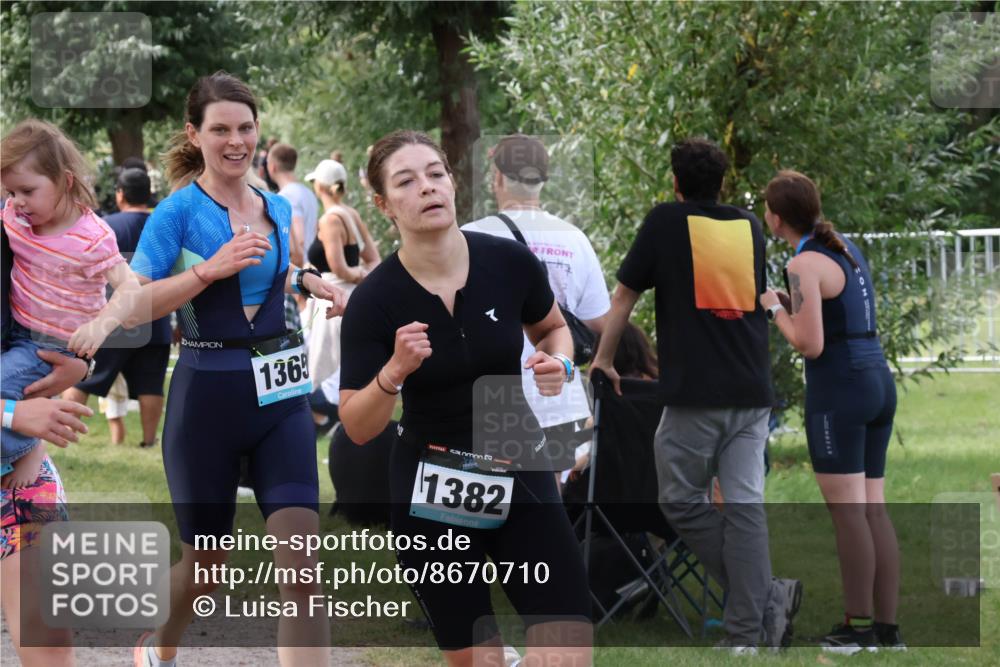 31.08.2025 - Elbe Triathlon Hamburg Luisa Fischer http://msf.ph/oto/8670710 31.08.2025 11:52:32 Laufen 1365, 1382 meine-sportfotos.de