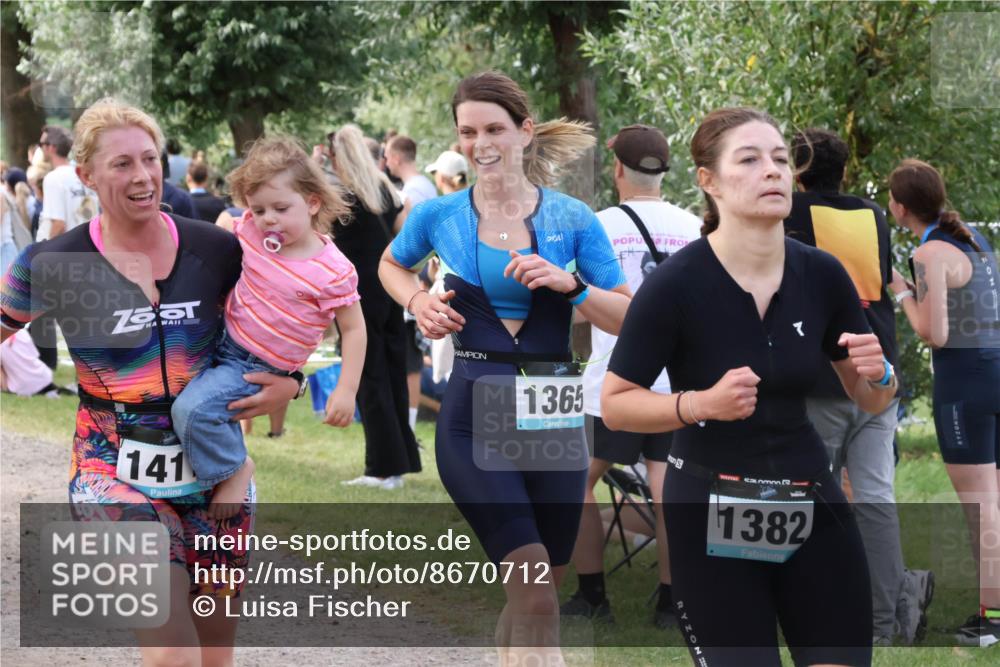 31.08.2025 - Elbe Triathlon Hamburg Luisa Fischer http://msf.ph/oto/8670712 31.08.2025 11:52:32 Laufen 1365, 141, 1382 meine-sportfotos.de