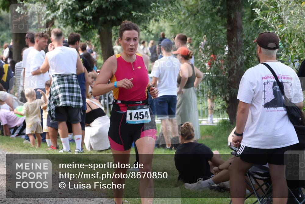 31.08.2025 - Elbe Triathlon Hamburg Luisa Fischer http://msf.ph/oto/8670850 31.08.2025 11:54:07 Laufen 1454 meine-sportfotos.de