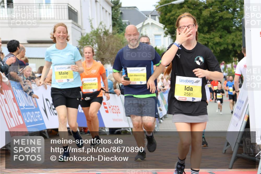 31.08.2025 - 21. Blankeneser Heldenlauf Strokosch-Dieckow http://msf.ph/oto/8670890 31.08.2025 10:32:36 Ziel 2256, 2257, 2323, 2581, 2582, 2580, 2201 meine-sportfotos.de