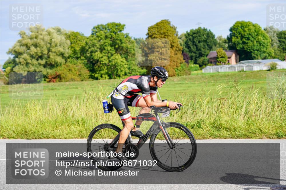 31.08.2025 - Elbe Triathlon Hamburg Michael Burmester http://msf.ph/oto/8671032 31.08.2025 10:01:44 Radfahren 636, 723, 820, 911 meine-sportfotos.de