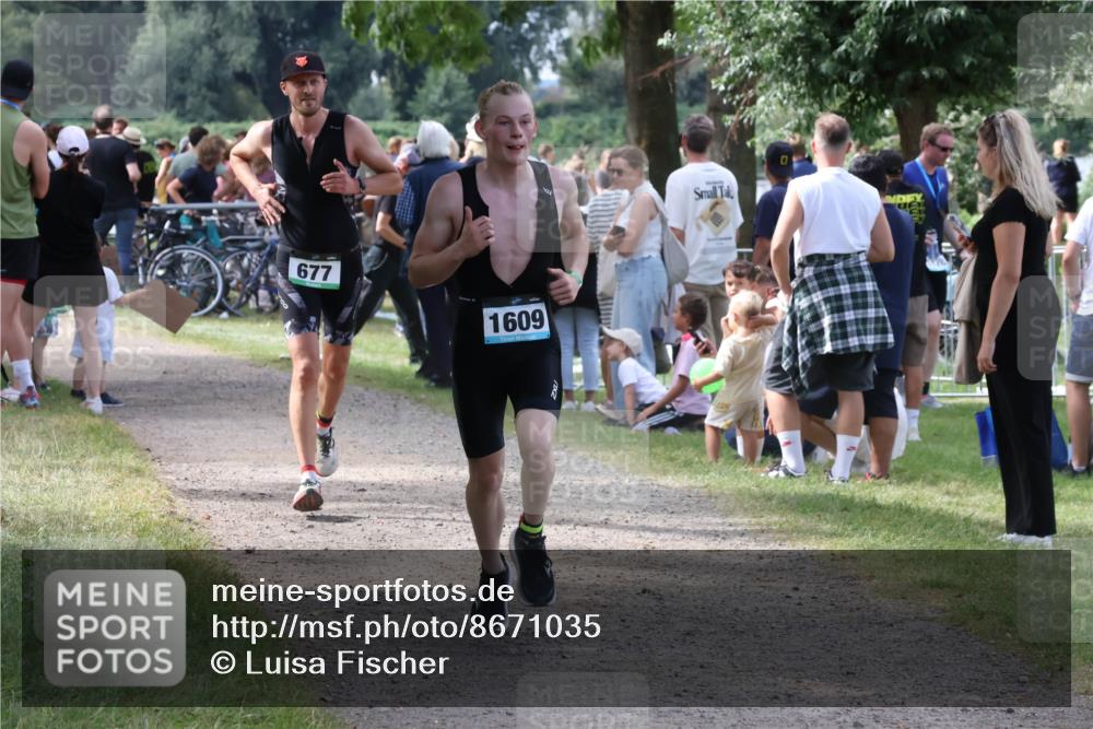 31.08.2025 - Elbe Triathlon Hamburg Luisa Fischer http://msf.ph/oto/8671035 31.08.2025 11:54:56 Laufen 677, 1609 meine-sportfotos.de