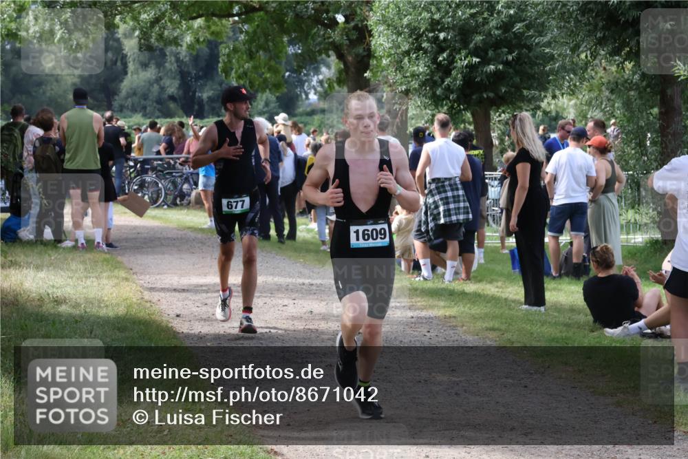 31.08.2025 - Elbe Triathlon Hamburg Luisa Fischer http://msf.ph/oto/8671042 31.08.2025 11:54:57 Laufen 677, 1609 meine-sportfotos.de