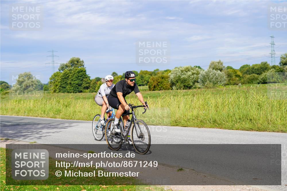 31.08.2025 - Elbe Triathlon Hamburg Michael Burmester http://msf.ph/oto/8671249 31.08.2025 10:02:14 Radfahren 569, 570, 838, 909 meine-sportfotos.de