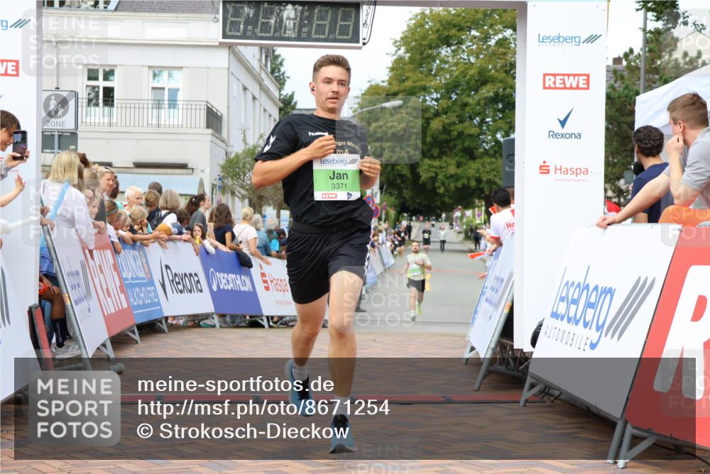 31.08.2025 - 21. Blankeneser Heldenlauf Strokosch-Dieckow http://msf.ph/oto/8671254 31.08.2025 10:53:20 Ziel 3371, 3636, 3272 meine-sportfotos.de