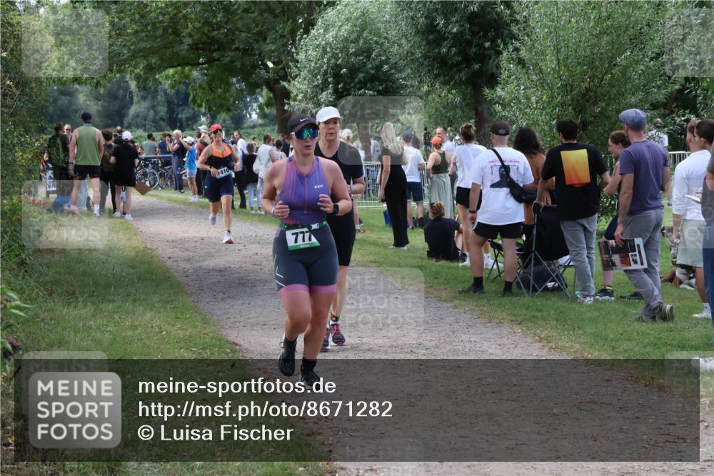 31.08.2025 - Elbe Triathlon Hamburg Luisa Fischer http://msf.ph/oto/8671282 31.08.2025 11:56:16 Laufen 410, 777 meine-sportfotos.de